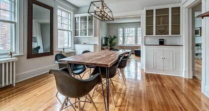 Ainutlaatuinen, hiljattain remontoitu ja tilava 1600 neliön jalkainen huoneisto.