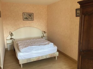 3 bedrooms, iron/ironing board, internet