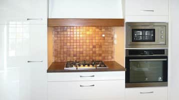 KĂŒhlschrank, Mikrowelle, Ofen, Herdplatte