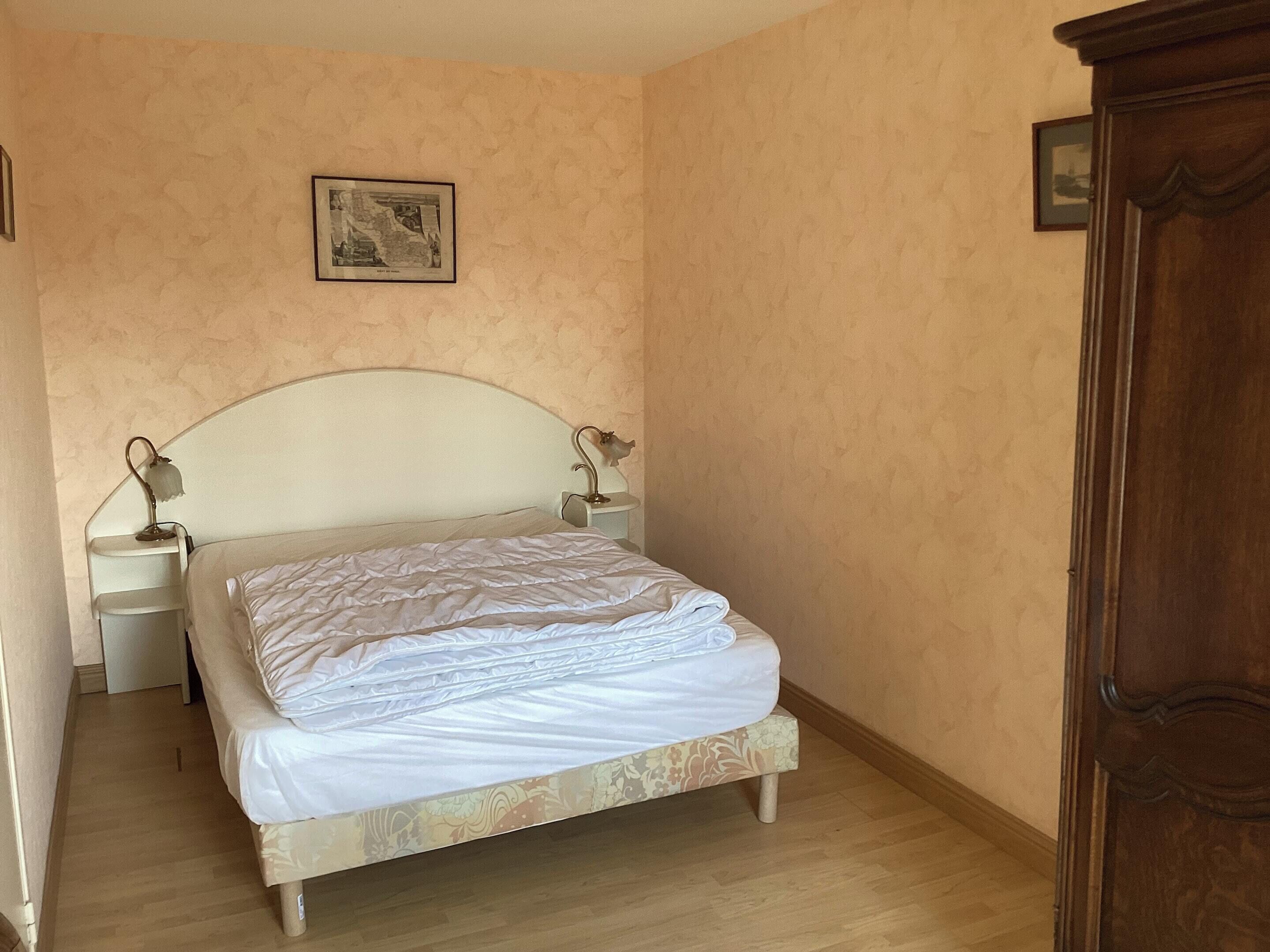 3 bedrooms, iron/ironing board, travel crib, WiFi (free)