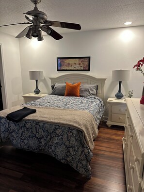 2 bedrooms, iron/ironing board, free WiFi, bed sheets - Downtown-Melbourne Beach-Dining-Cafes Walk to Everything (Melbourne)