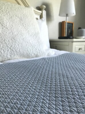 2 bedrooms, iron/ironing board, free WiFi, bed sheets - Downtown-Melbourne Beach-Dining-Cafes Walk to Everything (Melbourne)