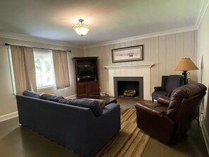 TV - Charming home in the heart of Lexington (Lexington)