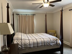 4 bedrooms, iron/ironing board, WiFi, bed sheets - Charming home in the heart of Lexington (Lexington)