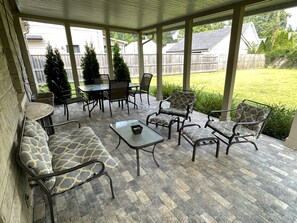 Outdoor dining - Charming home in the heart of Lexington (Lexington)