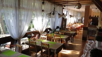 Breakfast, lunch, dinner served; local and international cuisine