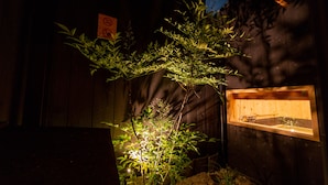 Uma planta de bambu numa estrutura de madeira com uma pequena janela.
