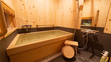 Kamar Tradisional (Japanese Style, ISAMI) | Kamar mandi | Bathtub dan shower terpisah dan perlengkapan mandi gratis