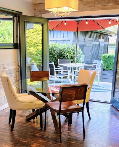 Quiet  Mid- Century Charmer Near Seattle Airport  