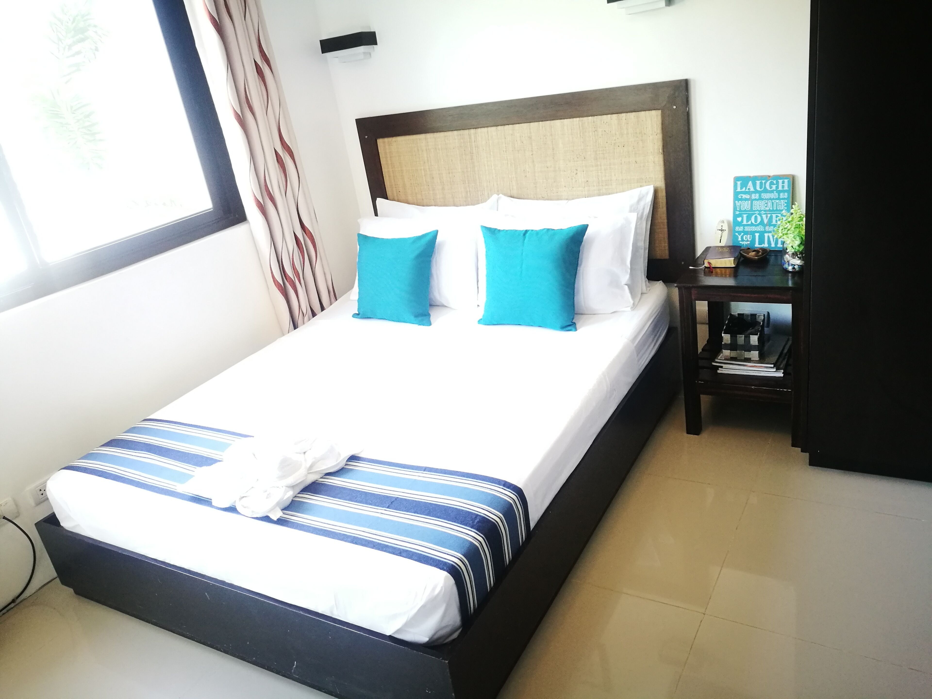 Skrivebord for bærbar PC, blendingsgardiner og lydisolert