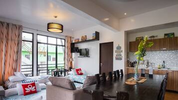 Family Studio Suite | In-room dining