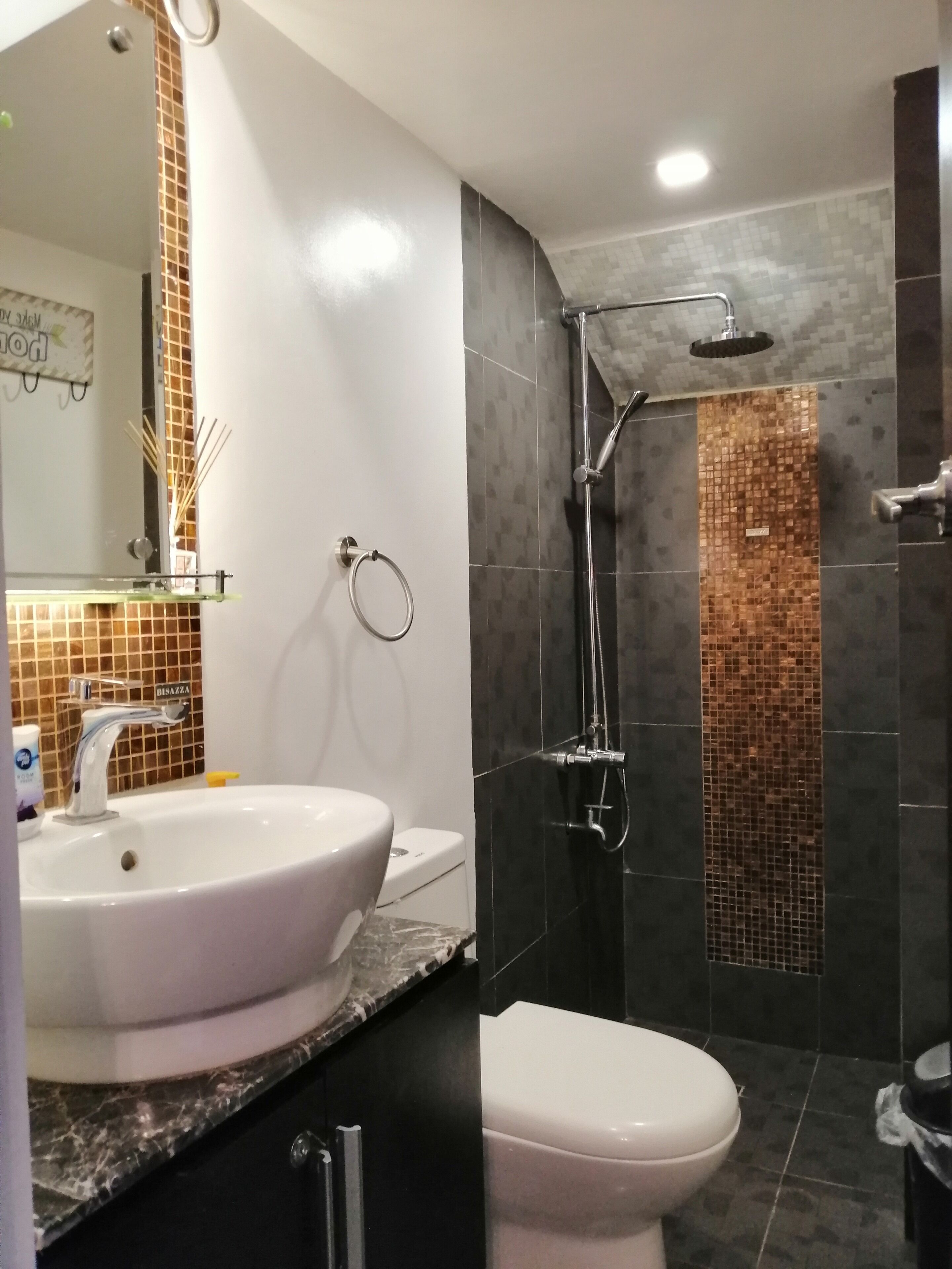 Bungalow ejecutivo, cocina, vista a la alberca | Baño | Regadera, amenidades de baño gratuitas, pantuflas, toallas 