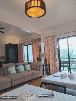 Familie-studiosuite | Individuelt dekorert, individuelt innredet og skrivebord for bærbar PC