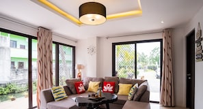 Bungalow Exécutif, cuisine, vue piscine | Coin séjour