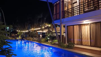 Piscine extérieure, cabanons gratuits, parasols de plage