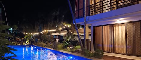 Piscine extérieure, cabanons gratuits, parasols de plage