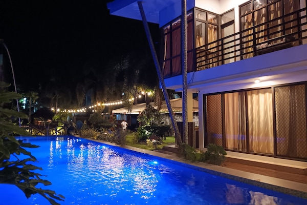 Una piscina al aire libre, cabañas de piscina gratuitas, sombrillas