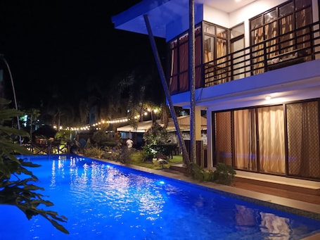 Una piscina al aire libre, camas de piscina gratis, sombrillas. Casa Herminia Baler