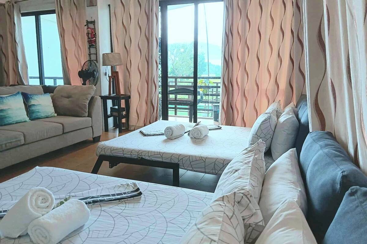 Family Studio Suite | Individually decorated, individually furnished, laptop workspace