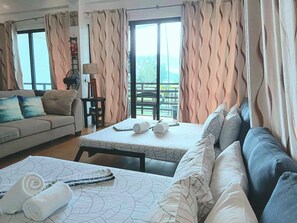 家庭开间套房 | 特色装修、特色家居、笔记本电脑工作区、遮光窗帘