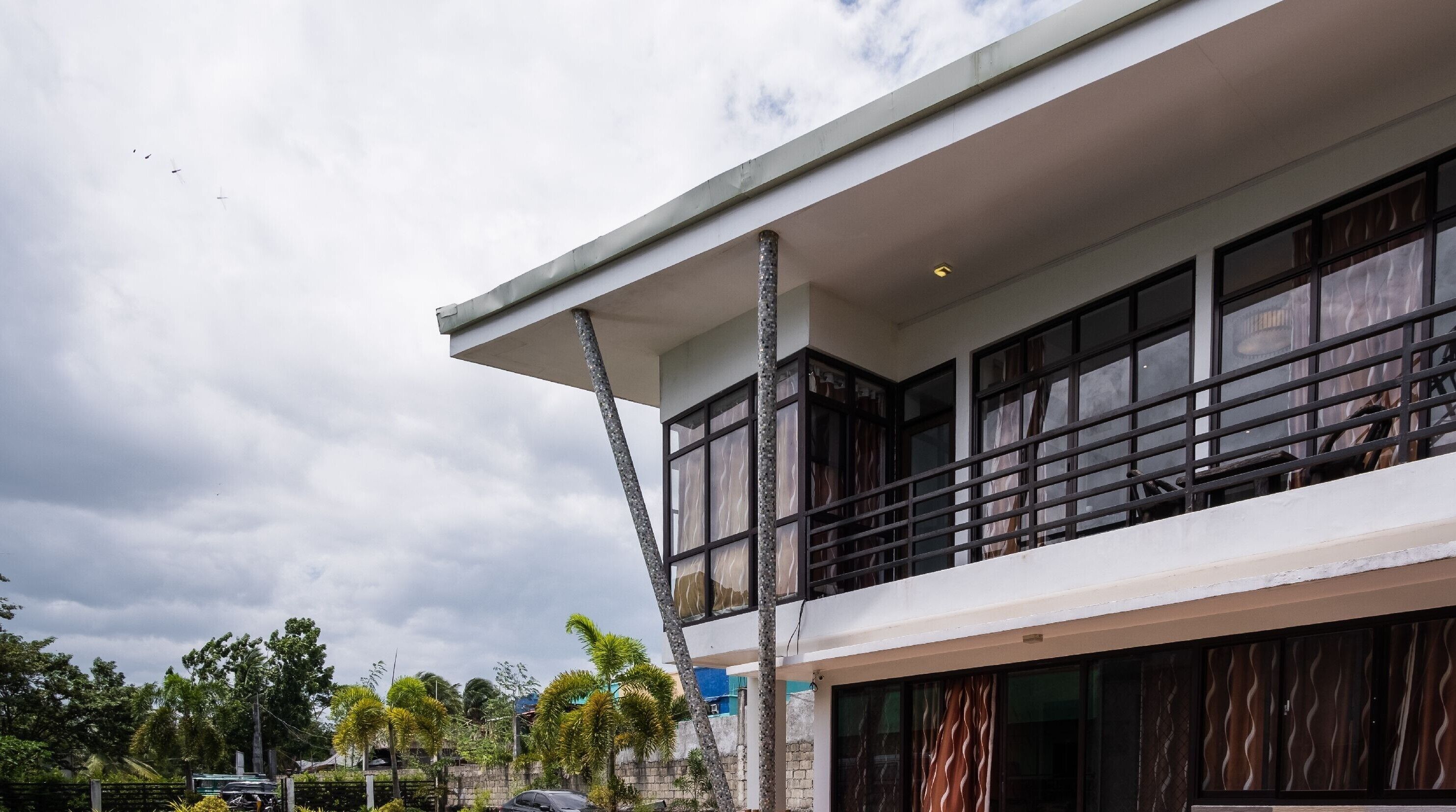 Un edificio moderno con ampie finestre e un balcone.