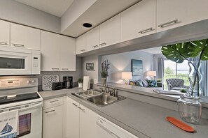 Réfrigérateur, micro-ondes, plaque de cuisson, lave-vaisselle