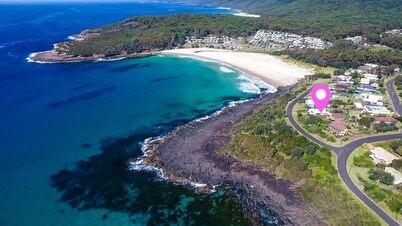MERRY ESCAPE boasts uninterrupted ocean views of the stunning Merry Beach