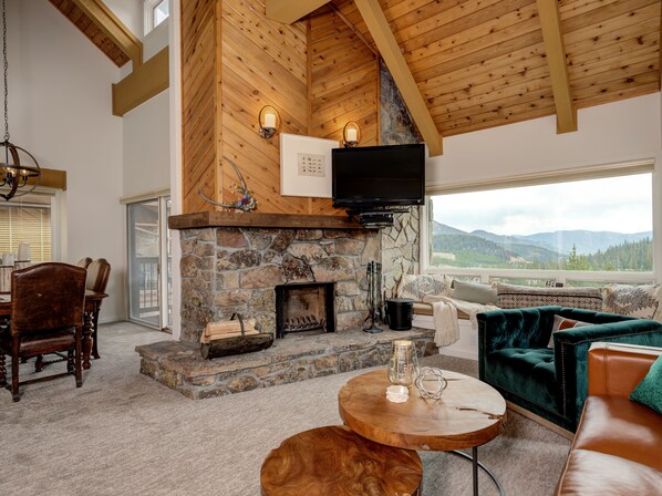 Smart TV, chimenea, videojuegos y reproductor de DVD 