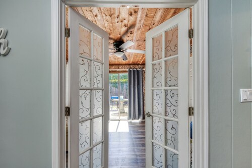 Starfish - Heated Pool & King Beds! Near Amphitheatre, Historic Downtown, Beach