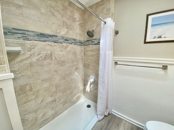 Shower, towels, shampoo, toilet paper - Starfish - Heated Pool & King Beds! Near Amphitheatre, Historic Downtown, Beach (St. Augustine)