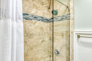 Dusche, Handtücher, Shampoo, Toilettenpapier