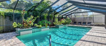Starfish - Heated Pool & King Beds! Near: Amphitheatre, Historic Downtown, Beach
