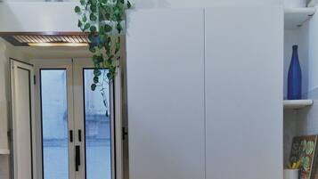 Een koelkast, een oven, een kookplaat, een koffiezetapparaat/waterkoker