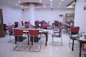 بوفيه فطور مجانًا يوميًا