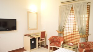 Classic Double or Twin Room, 1 Queen Bed, Smoking | In-room safe, desk, laptop workspace, soundproofing