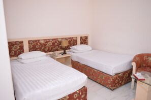 خزنة داخل الغرفة ومكتب ومساحة عمل للكمبيوتر المحمول وتجهيزات عازلة للصوت