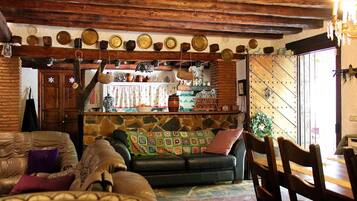 Una Smart TV, una chimenea, libros, un reproductor estéreo