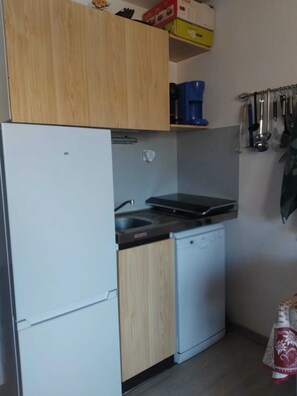 Fridge, microwave, dishwasher, coffee/tea maker