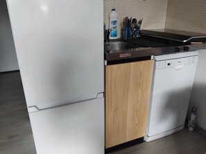 Fridge, microwave, dishwasher, coffee/tea maker