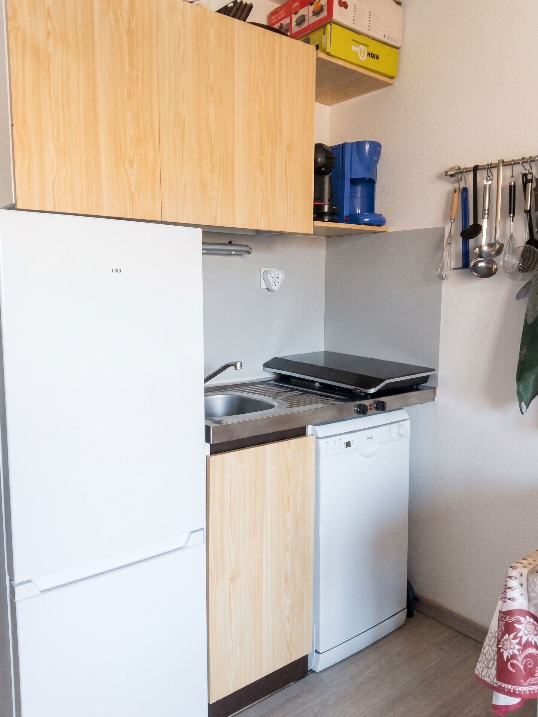 Refrigerador, microondas, lavavajillas y cafetera y tetera 