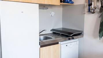 Refrigerador, microondas, lavavajillas y cafetera y tetera