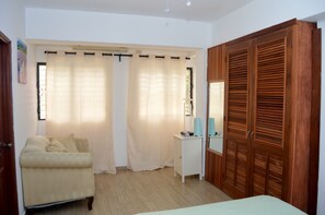 3 bedrooms, in-room safe, WiFi, bed sheets