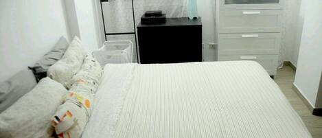 3 bedrooms, in-room safe, WiFi, bed sheets