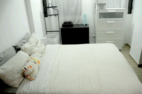 3 bedrooms, in-room safe, WiFi, bed sheets