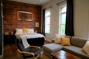 TV, fireplace - Debonaire Suite: Luxurious - Cozy - Downtown (Stratford)