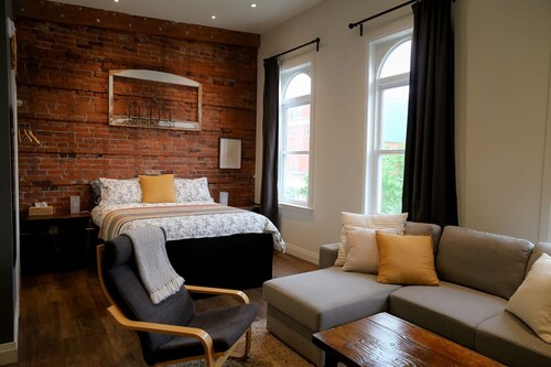 Debonaire Suites - 201 Arbor, City Centre, Stratford, Modern Downtown Suite
