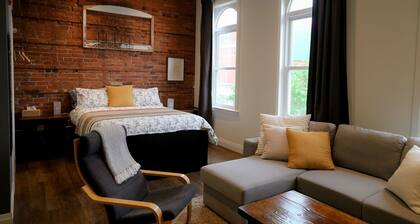 Debonaire Suite: Luxurious - Cozy - Downtown