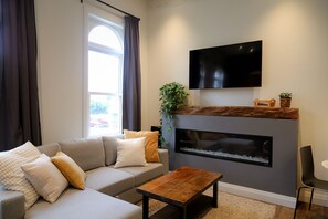 Televisión y chimenea 