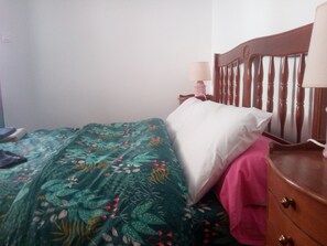 2 bedrooms, WiFi, bed sheets - A beautiful white house (Sausses)