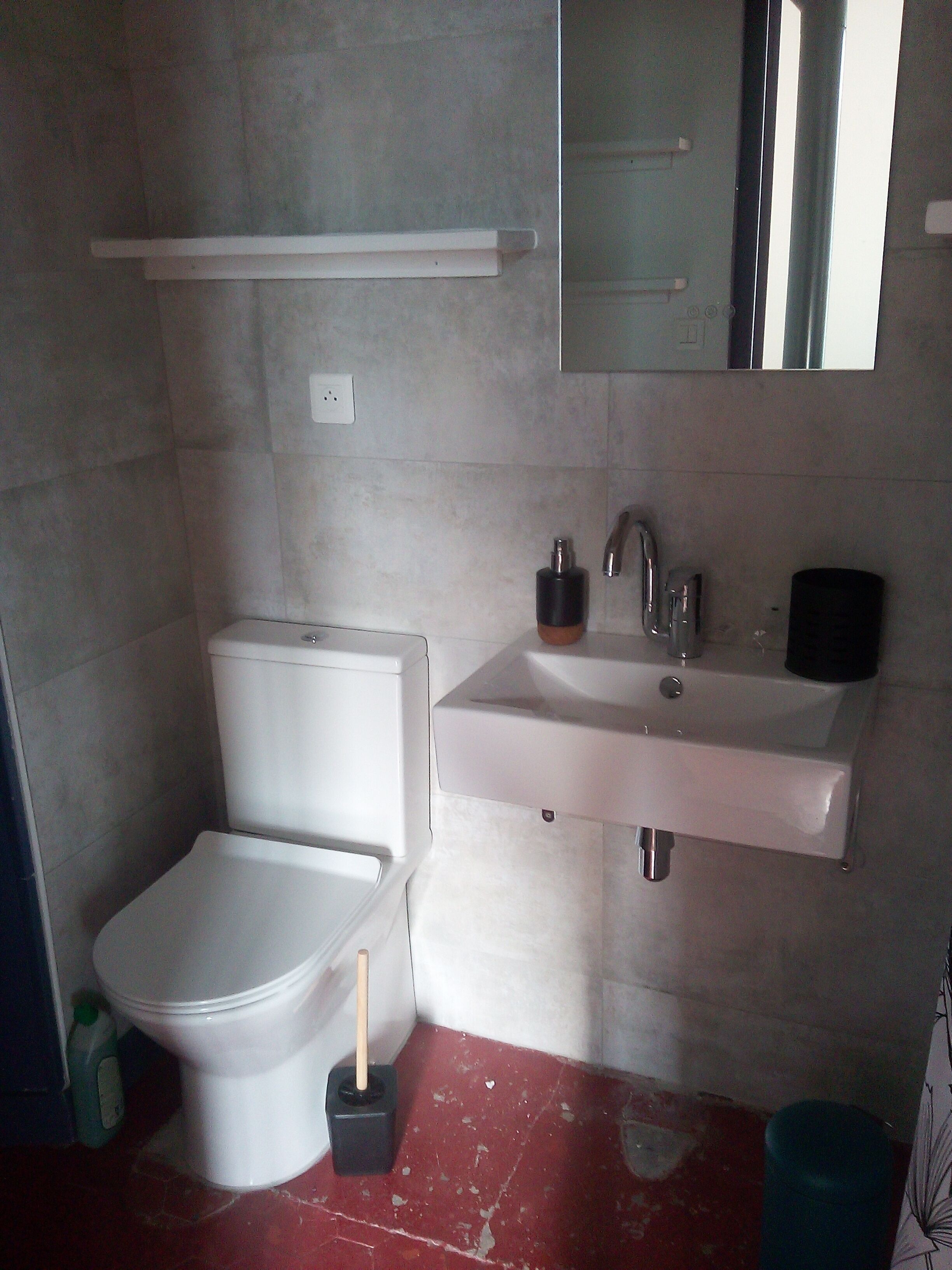 Doccia, asciugamani, sapone, carta igienica